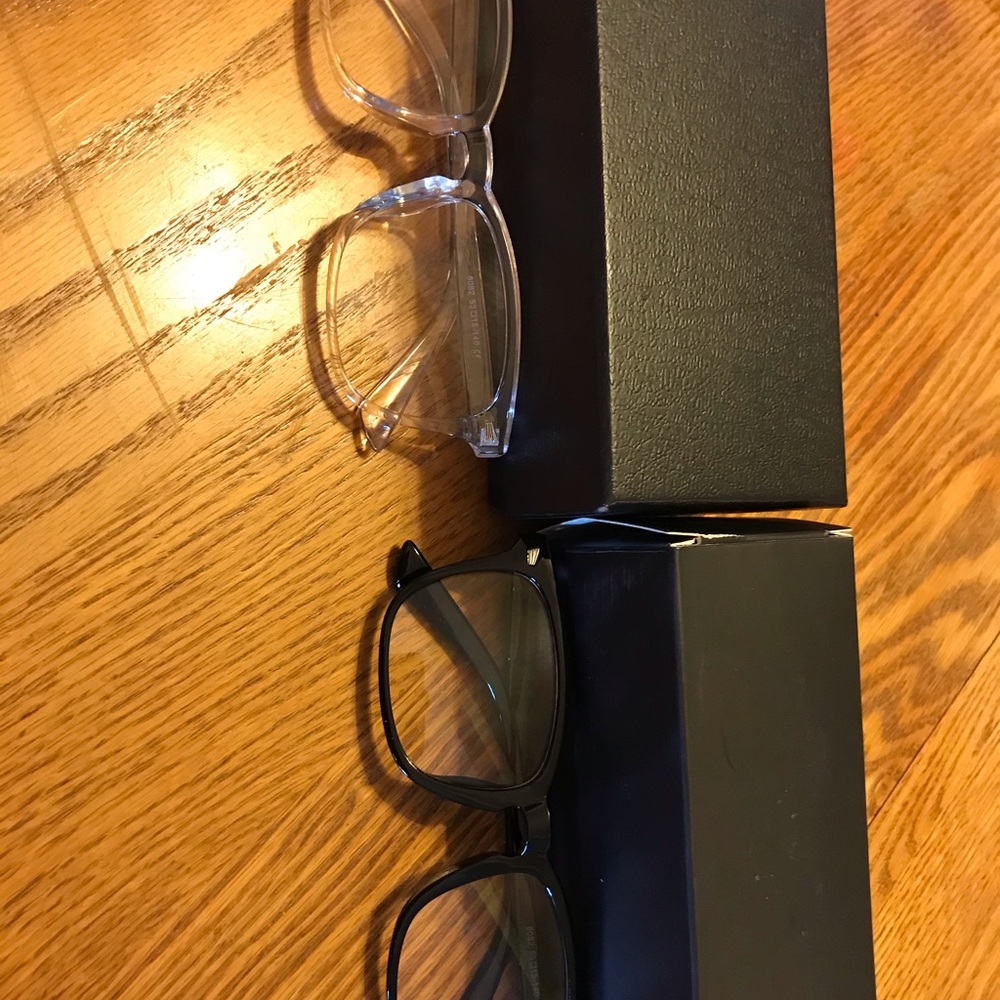 Blue light blocking glasses .
